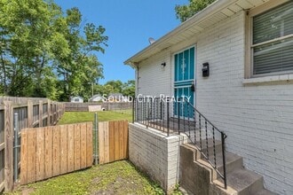 Building Photo - 1610 17th Ave N