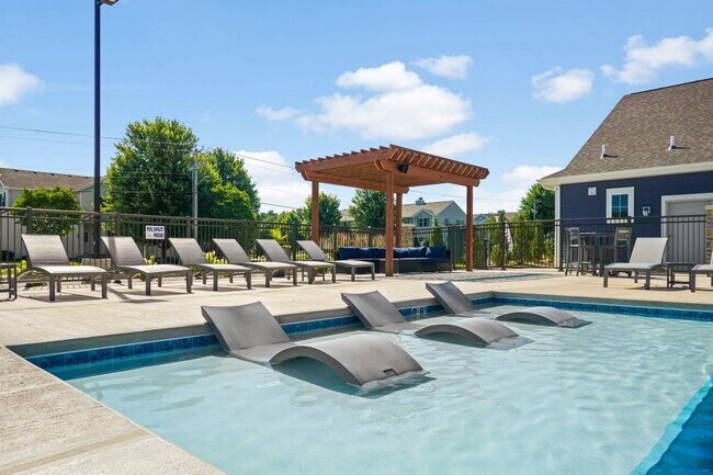 La piscina climatizada estilo resort al aire libre de 85 m² - The 85 at Maple Grove