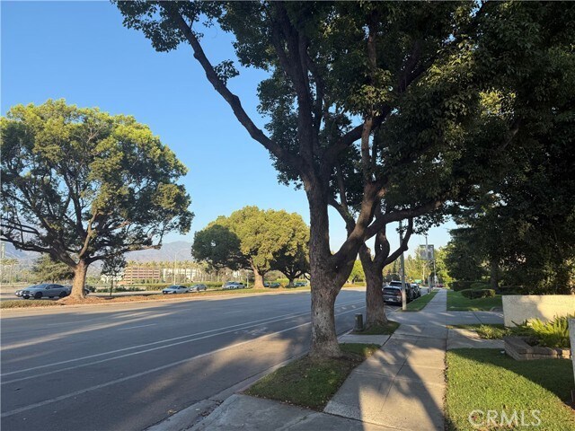 Foto del edificio - 452 W Huntington Dr