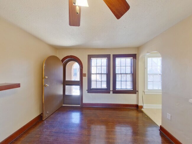Building Photo - 3905 E Elm