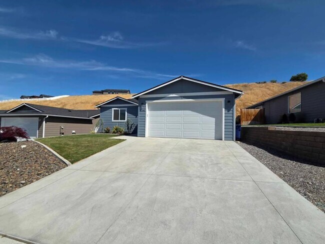 Building Photo - Gorgeous 3 bedroom 2 bath HOUSE in coveted...