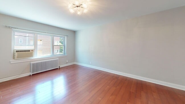 Foto del edificio - 2339 40th Pl NW