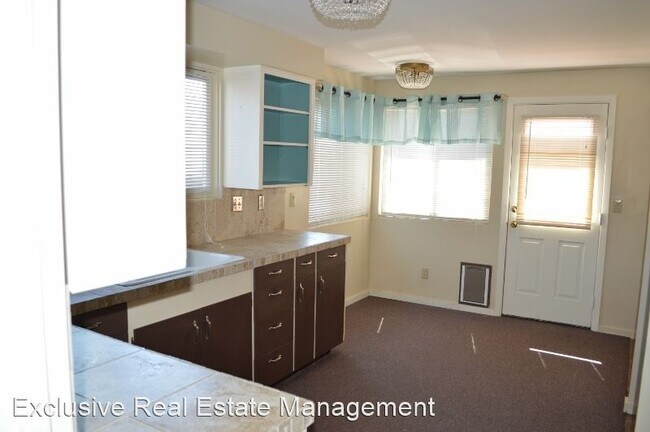 Building Photo - 3 br, 1 bath House - 216 Pine Street