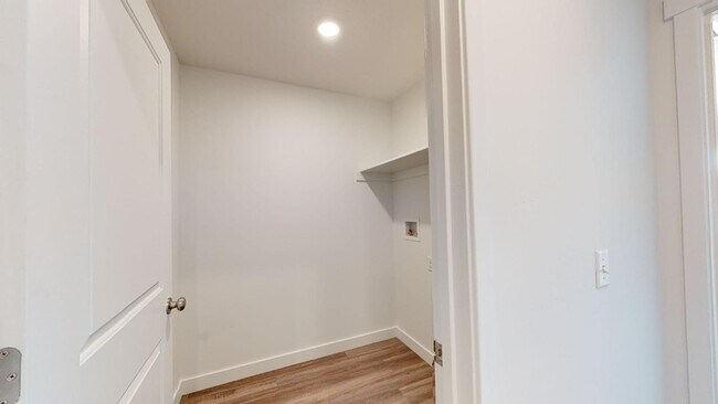 Building Photo - BEAUTIFUL 4-BEDROOM TOWNHOME FOR RENT