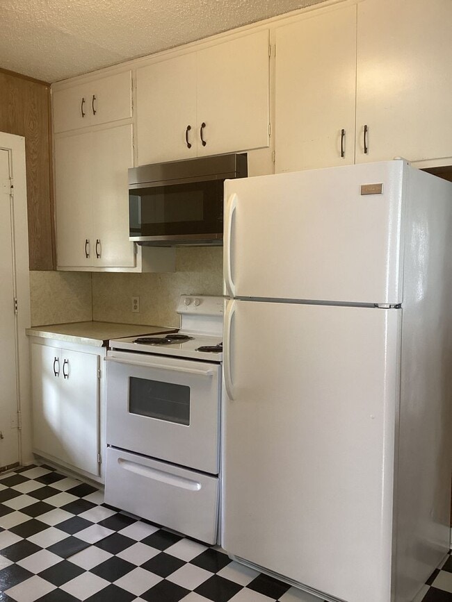 Building Photo - Cute 2 Bedroom with a little historical charm!  One block from ENMU!