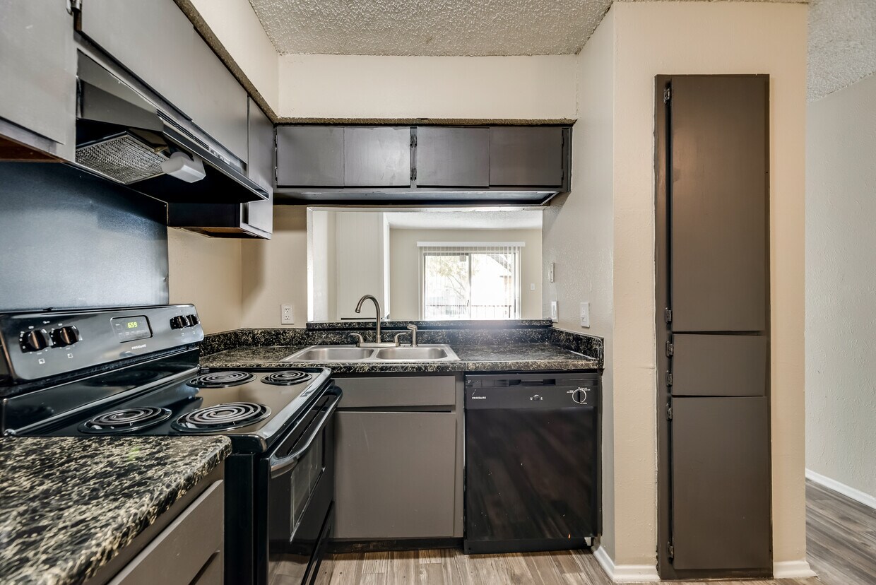 ROCHELLE PLACE Apartments in Irving, TX