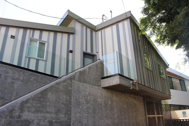 Building Photo - 547 W Knoll Dr