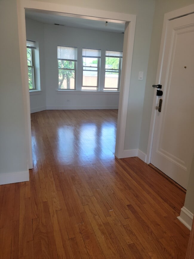 Building Photo - 4055 N Spaulding Ave
