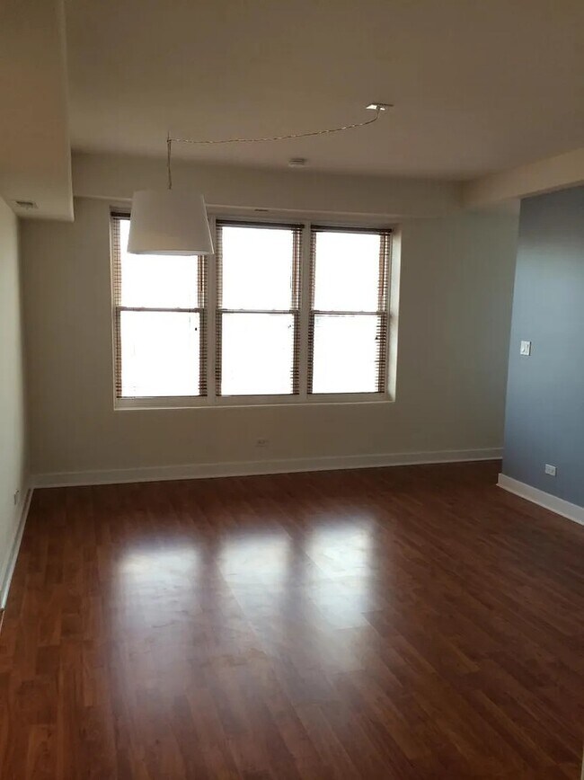 Foto del edificio - 4335 W Irving Park Rd