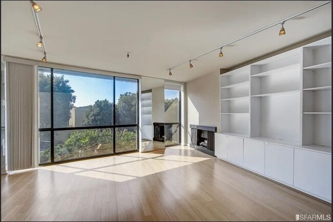 Building Photo - 1 Bed/1 Bath In Pacific Heights with Parking and Roof Deck