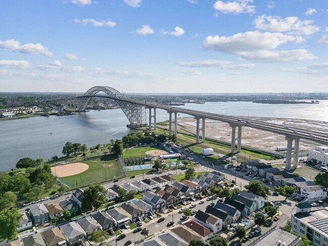 Foto del edificio - 133 W 4TH St