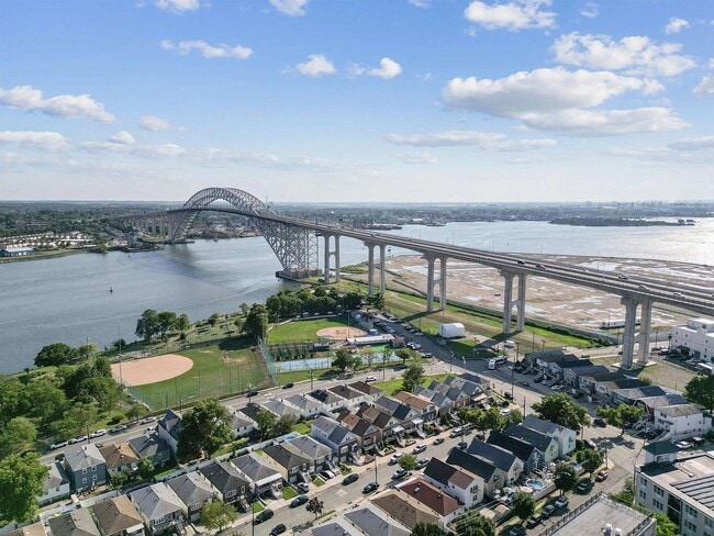 Building Photo - 133 W 4TH St