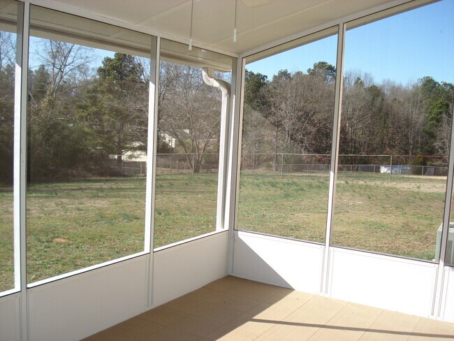 Foto del edificio - 65 Stokes Drive: Great home in Stockbridge...
