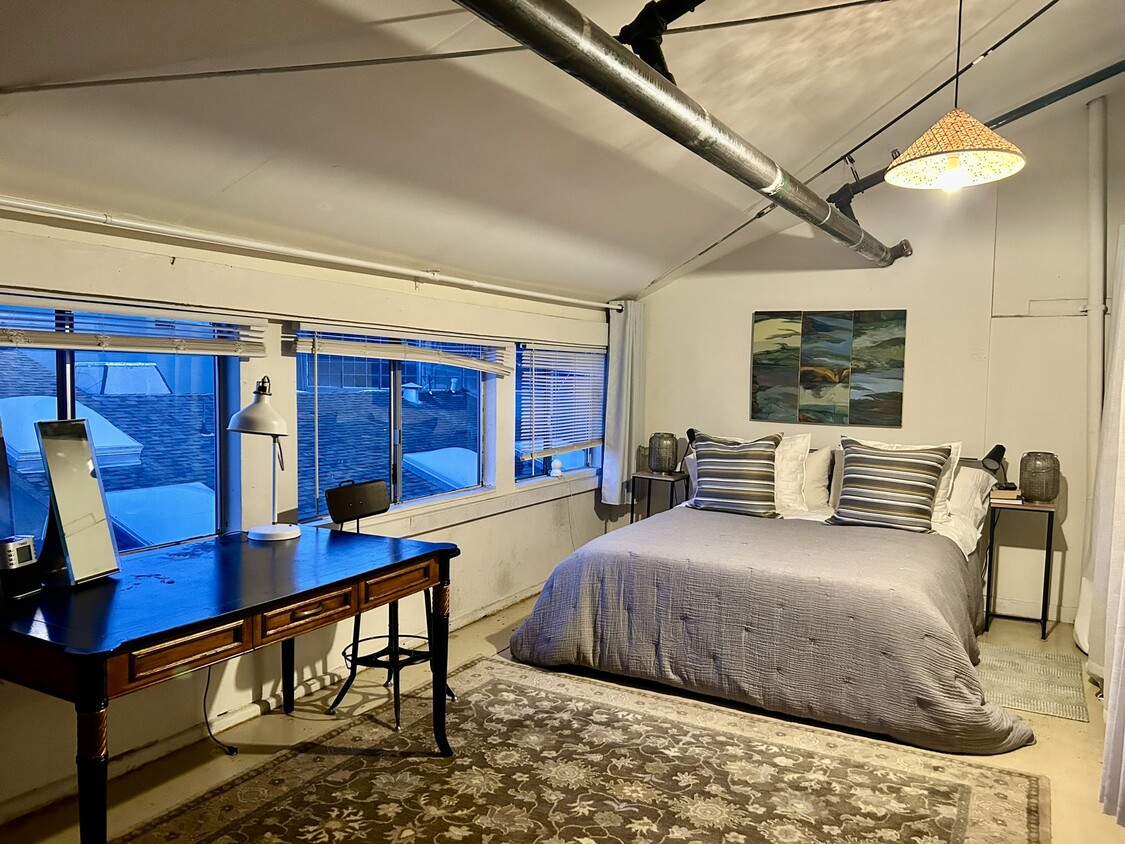 Loft Pix I - 2934 Ford St