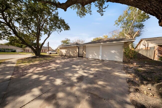 Foto del edificio - 1426 Twining Oaks Ln