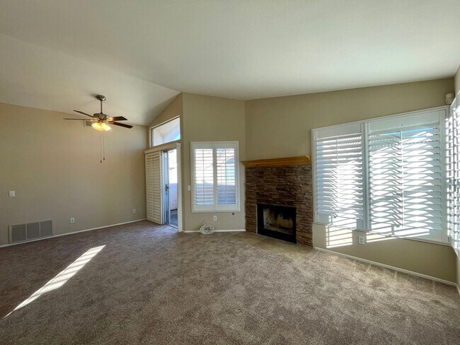 Foto del edificio - Perfect 2B/2BA Home w/ Garage & Fireplace!