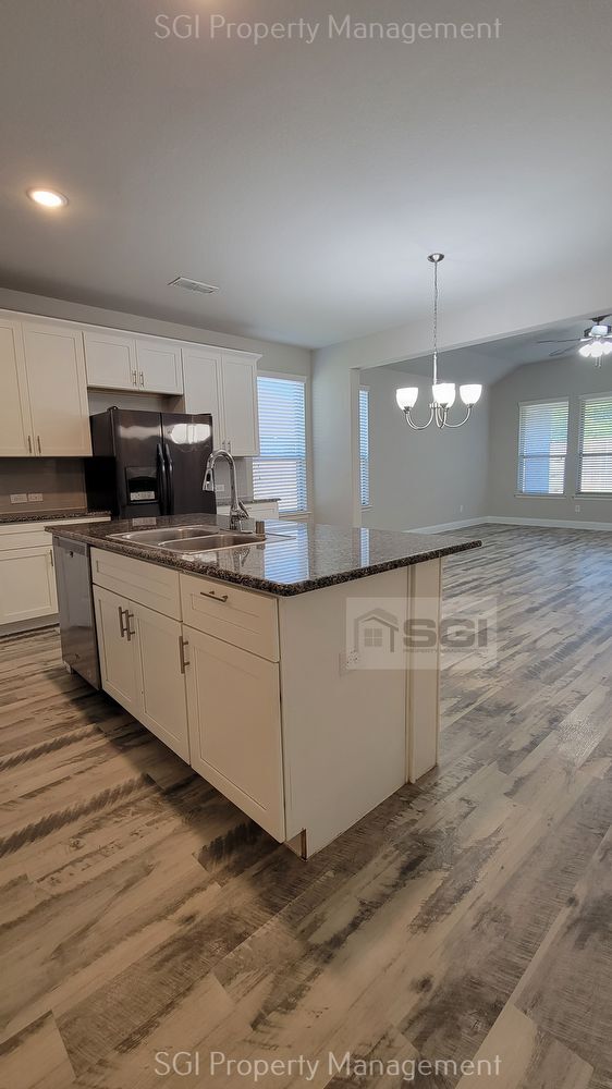Building Photo - Beautiful 3 Bedroom Home.