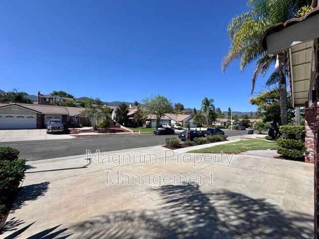 Foto del edificio - 687 Black Oak Cir
