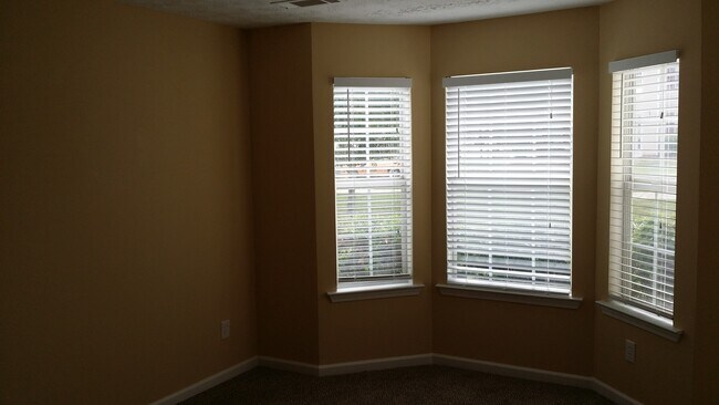 Foto del edificio - Impressive 4 Bedroom Home (Updated Pictures Coming Soon)
