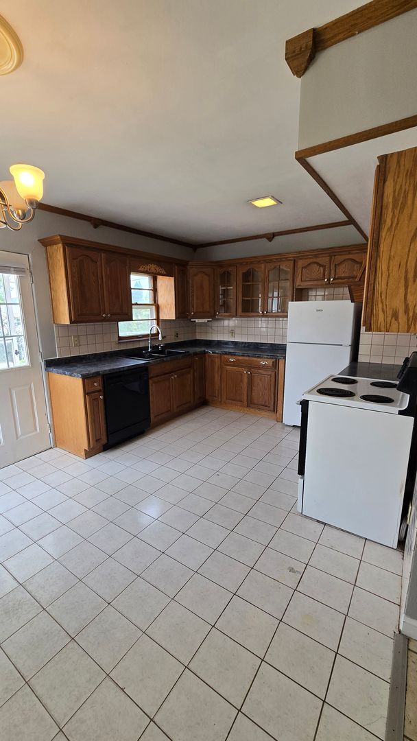 Building Photo - Spacious 3 Bedroom, 1.5 Bath Home with cen...