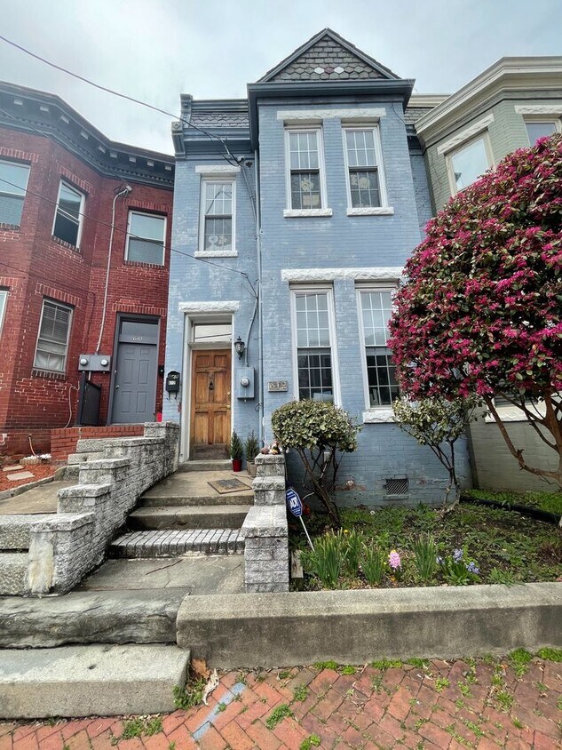 Primary Photo - Spacious and Bright 3 Bed 2.5 Bath in Chur...