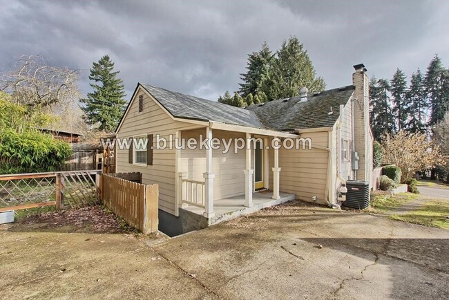 Building Photo - 3 Bed, 1.5 Bath Home with 1 Car Attached G...