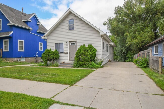 Building Photo - 1115 N Duluth Ave