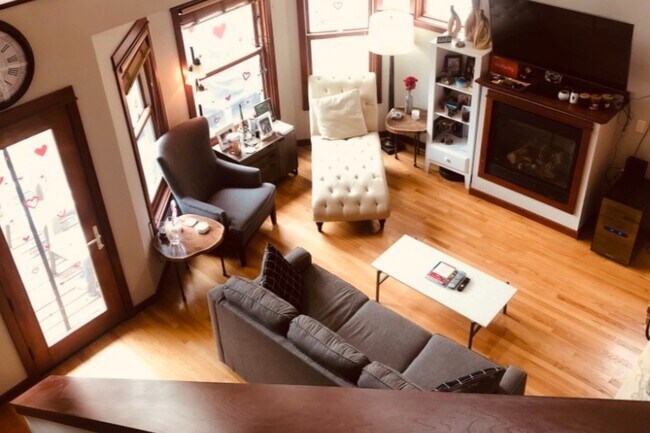Sala de estar desde el piso de arriba - 1310 Jenifer St