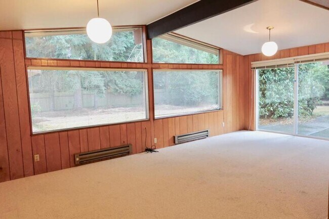 Building Photo - 4 bedroom in Bellevue WA 98006