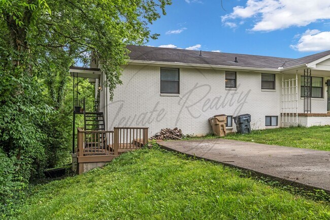 Foto del edificio - Charming Two Bedroom in Triplex in Goodlettsville!
