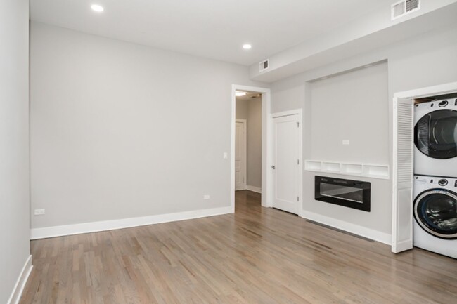 Building Photo - Gorgeous One Bedroom Apartment in Central ...