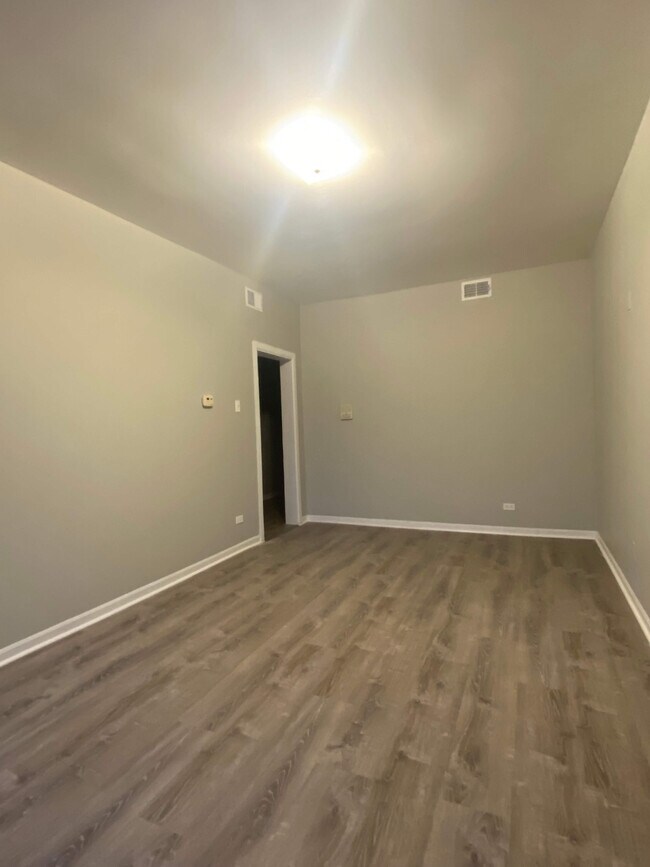 Foto del edificio - 4011 W Waveland Ave