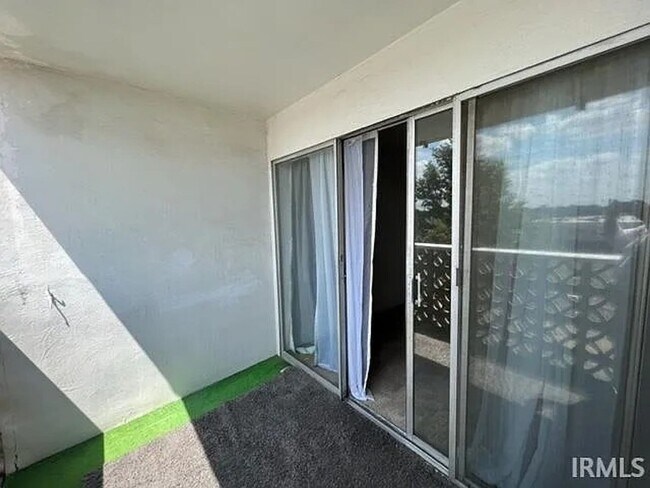 Foto del edificio - Charming 1BR Condo in Evansville