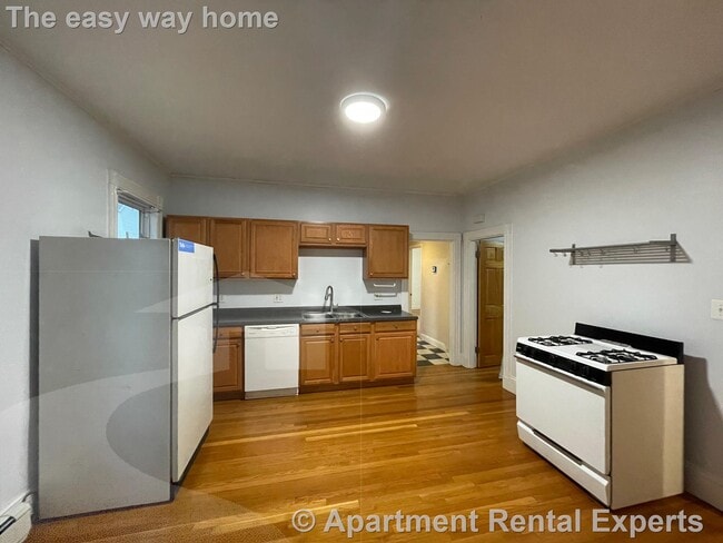 Building Photo - 578 Main St