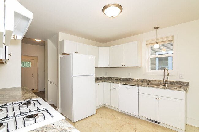 Building Photo - Newly Renovated Single Family Home - GREAT...