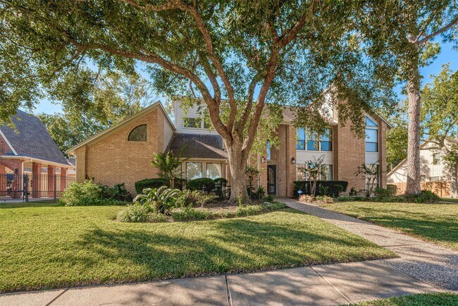 Foto del edificio - 15714 Sylvan Lake Dr