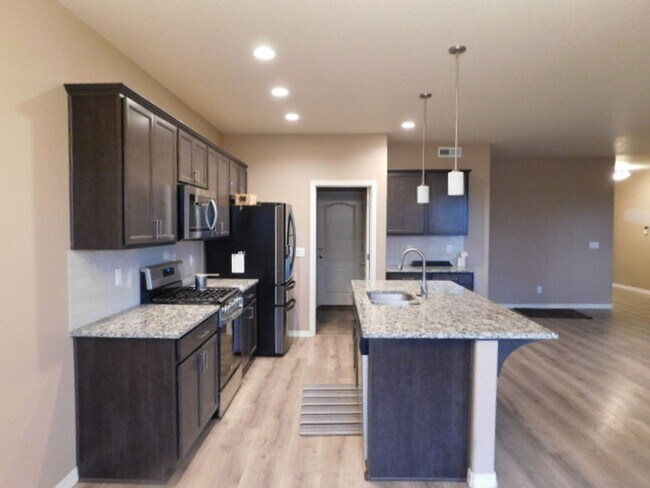 Building Photo - 4Bd/2Ba Single Story House - Available to ...