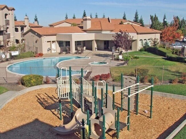 Swimming Pool and Club House - 10001 Woodcreek Oaks
