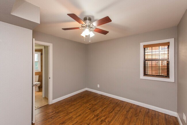 Foto del edificio - Renting for 2026-2027   4 Bedroom/2 Bath T...