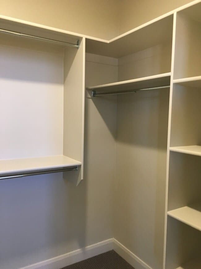 Building Photo - 3 bed 2 bath Townhome for rent, small dog allowed!