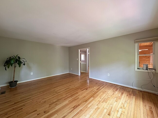Building Photo - Fantastic 4 Bed 3.5 Bath Townhome With Sun...