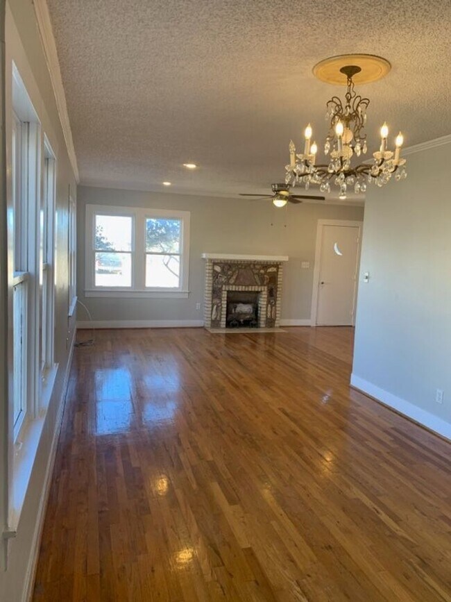 Building Photo - Merkel, Texas 4/2 Cottage!