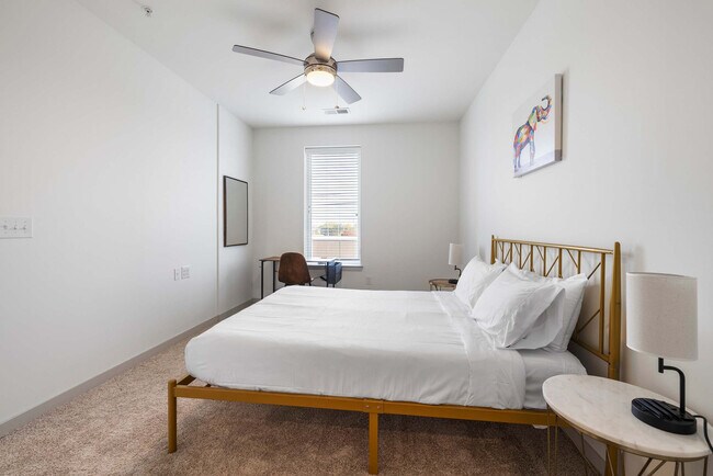 Foto del edificio - 633 E Main St