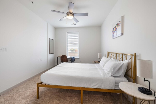 Building Photo - 633 E Main St