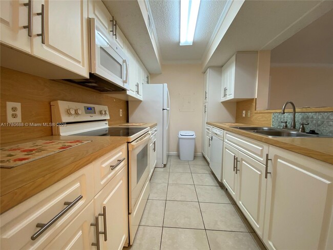 Building Photo - 10440 SW 156th Ct