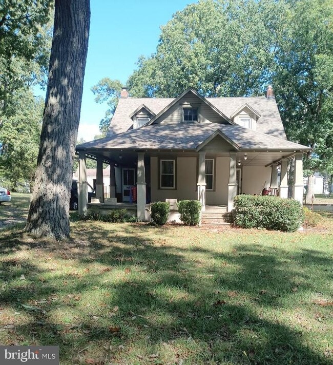 Building Photo - 11 W Cloverdale Ave