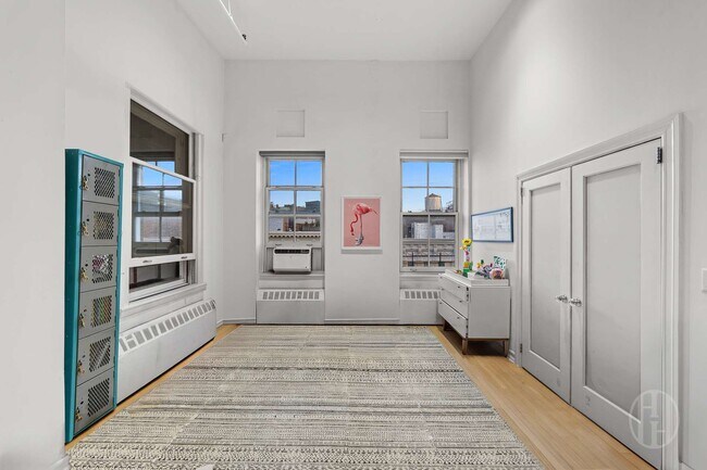 Foto del edificio - 426 W Broadway