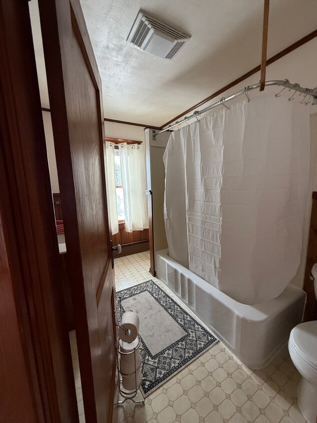 Private bathroom - 115 N 17th St