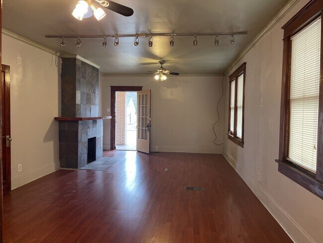 Foto del edificio - Spacious House in the U of M Area! Coming ...