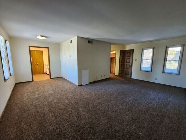 Foto del edificio - 1 Bedroom Apartment-Upper Apartment